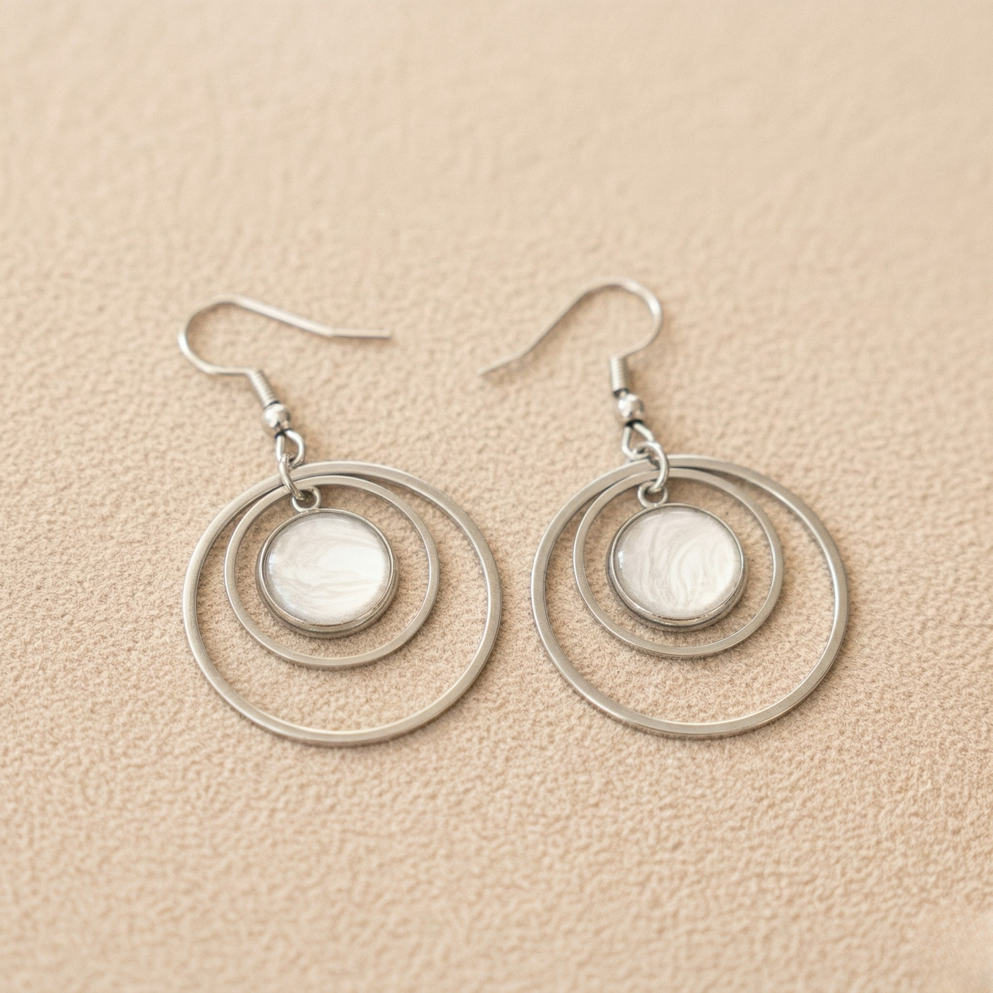 Oorbellen Puck | rvs design met dubbele ringen, wit marmer