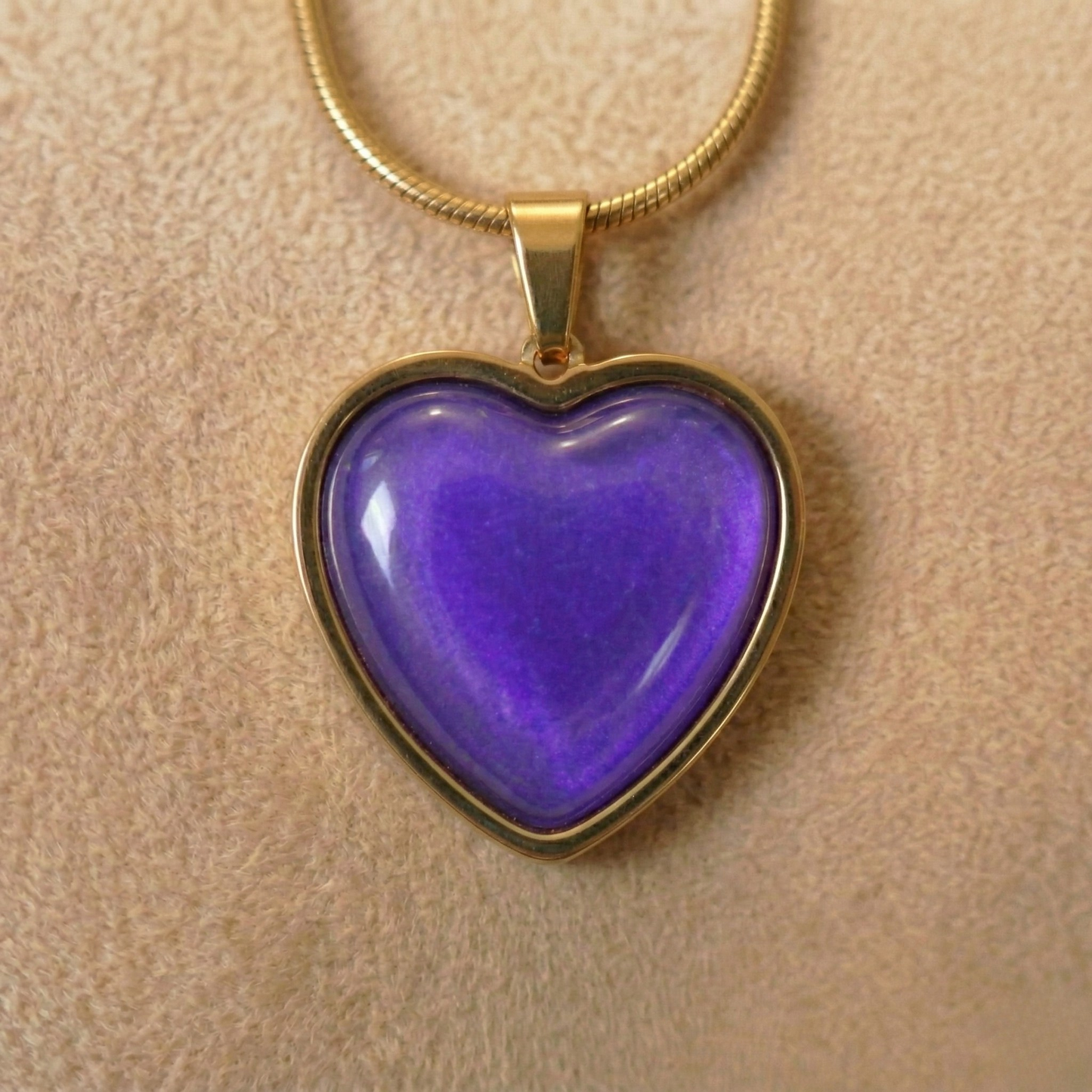 Necklace with cabochon