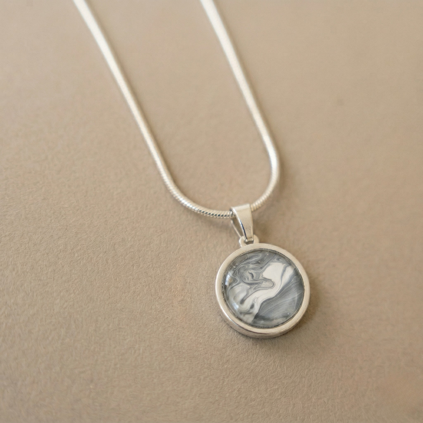 Ketting Wien (16 mm) | rvs design met kleurenprint, grijs, wit en een vleugje zilver