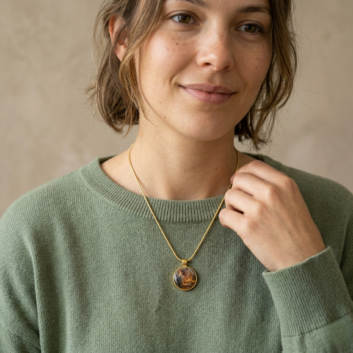 Ketting Wien | rvs design met kleurenprint, zwart, goud, oker en sprankje wit