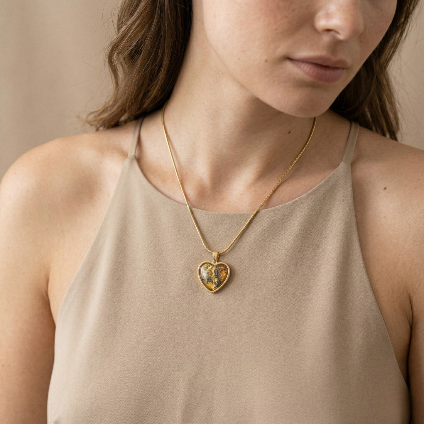 Ketting Juuls | rvs design hart met kleurenprint, zwart, goud, oker en een vleugje wit
