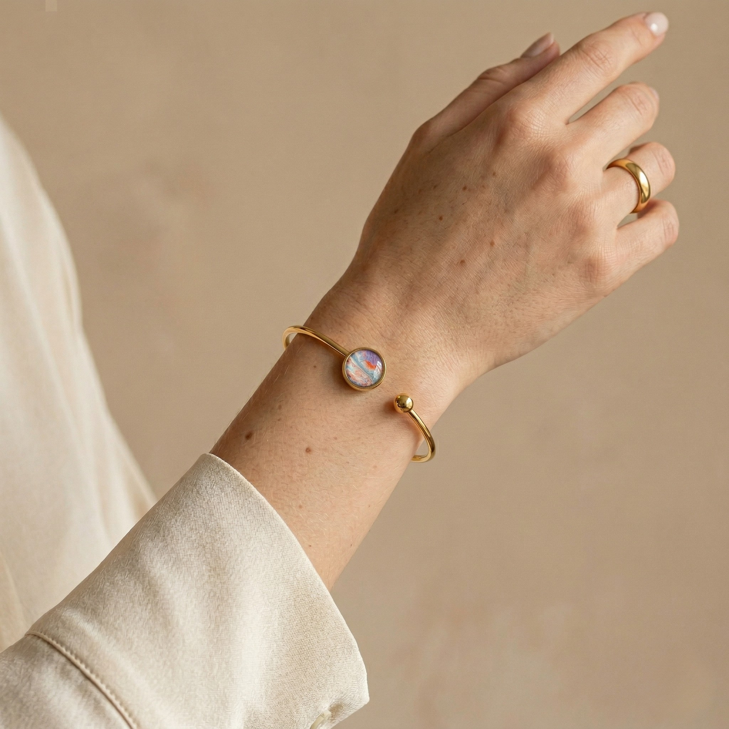 Bangle Lis – Uniek kleurdesign, roze, turquoise, wit, rood en een vleugje goud (RVS)