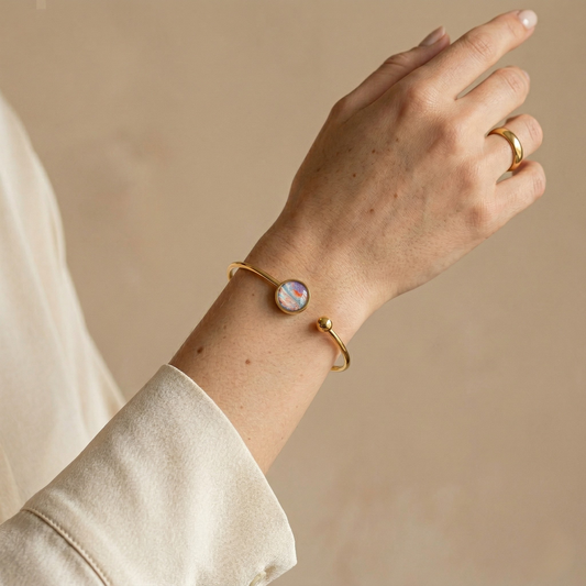 Bangle Lis – Uniek kleurdesign, roze, turquoise, wit, rood en een vleugje goud (RVS)