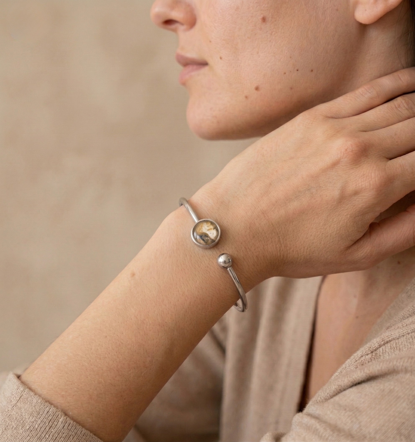 Bangle Lis – Uniek kleurdesign, zwart, wit en oker (RVS)