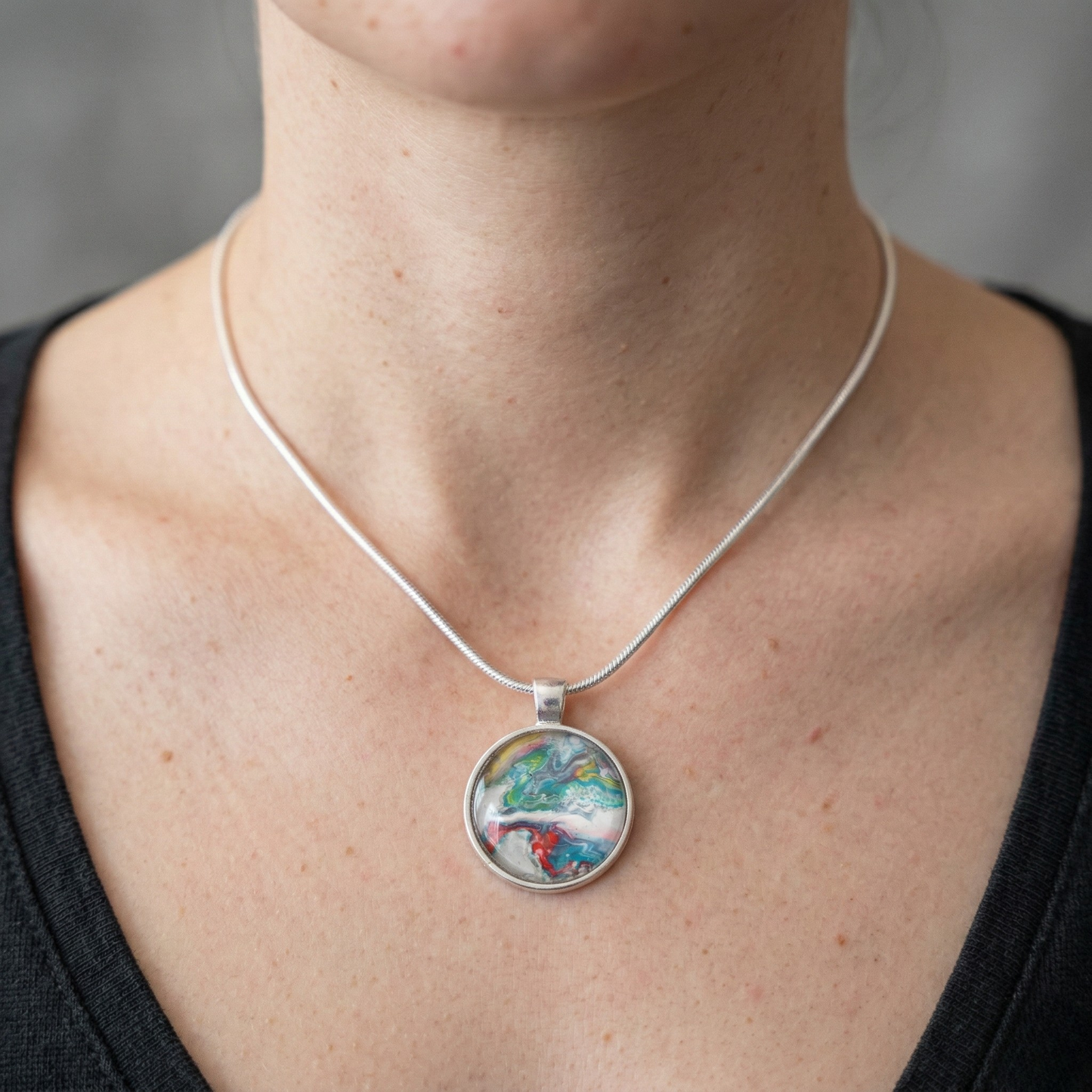 Ketting Wien | rvs design met kleurenprint, turquoise, wit, rood en een vleugje geel