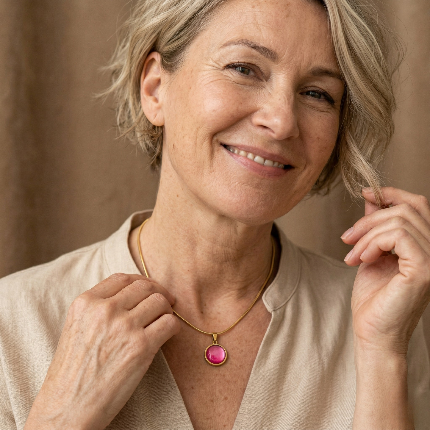 Necklace with cabochon