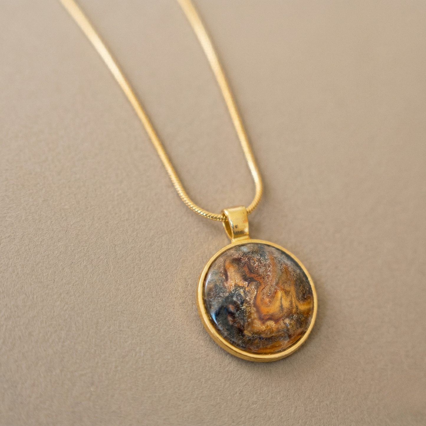 Ketting Wien | rvs design met kleurenprint, zwart, goud, oker en sprankje wit
