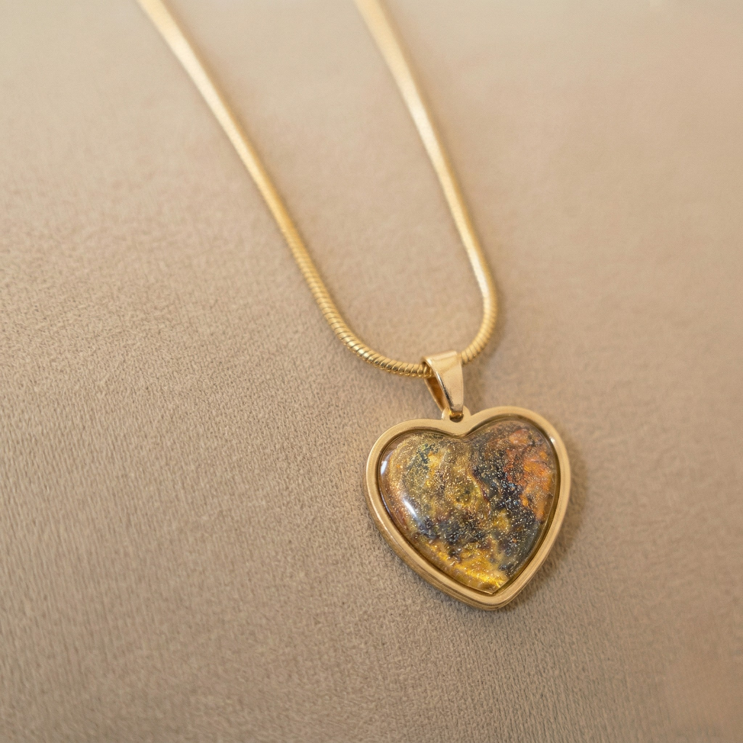 Ketting Juuls | rvs design hart met kleurenprint, zwart, goud, oker en een vleugje wit